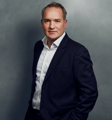 Meet the Team of experts - Photo of Martin Seegers, person in business suit, smiling, male, gallantly, standing upright