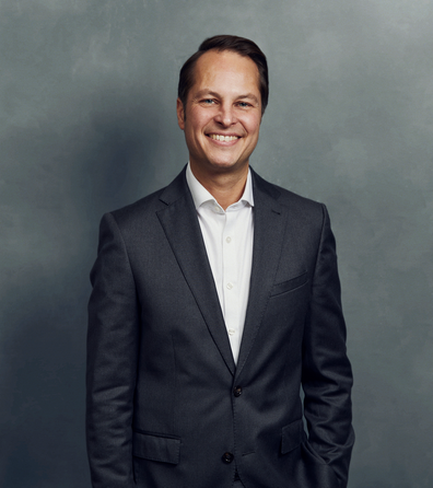 Meet the Team of experts - Photo of Till Schreiber, person in business suit, smiling, male, gallantly, standing upright