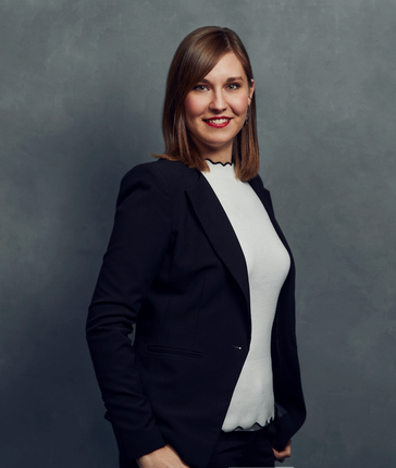 Meet the Team of experts - Photo of Viktoria Speyerer, person in business suit, smiling, female, friendly, standing upright